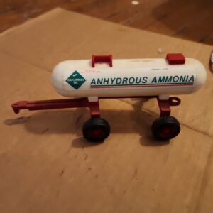 57_2eaeb9d2-745d-4400-bc3a-08018c97eadb.jpg Ertl Anhydrous Ammonia Tank Wagon 1/64 AA-1550-G