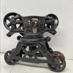 VINTAGE ANTIQUE VINTAGE CAST IRON CLOVERLEAF BARN HAY TROLLEY W PULLY. VERY NICE