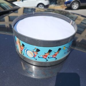 57_b802efd7-430f-4bf9-9621-db708b777c6e.jpg Vintage Ohio Art Tin Litho Toy Drum Fern Bisel Peat Used Marching Band