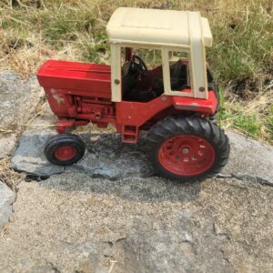 Vintage Ertl International  1/16th scale Toy Tractor Barn Find Barn Find