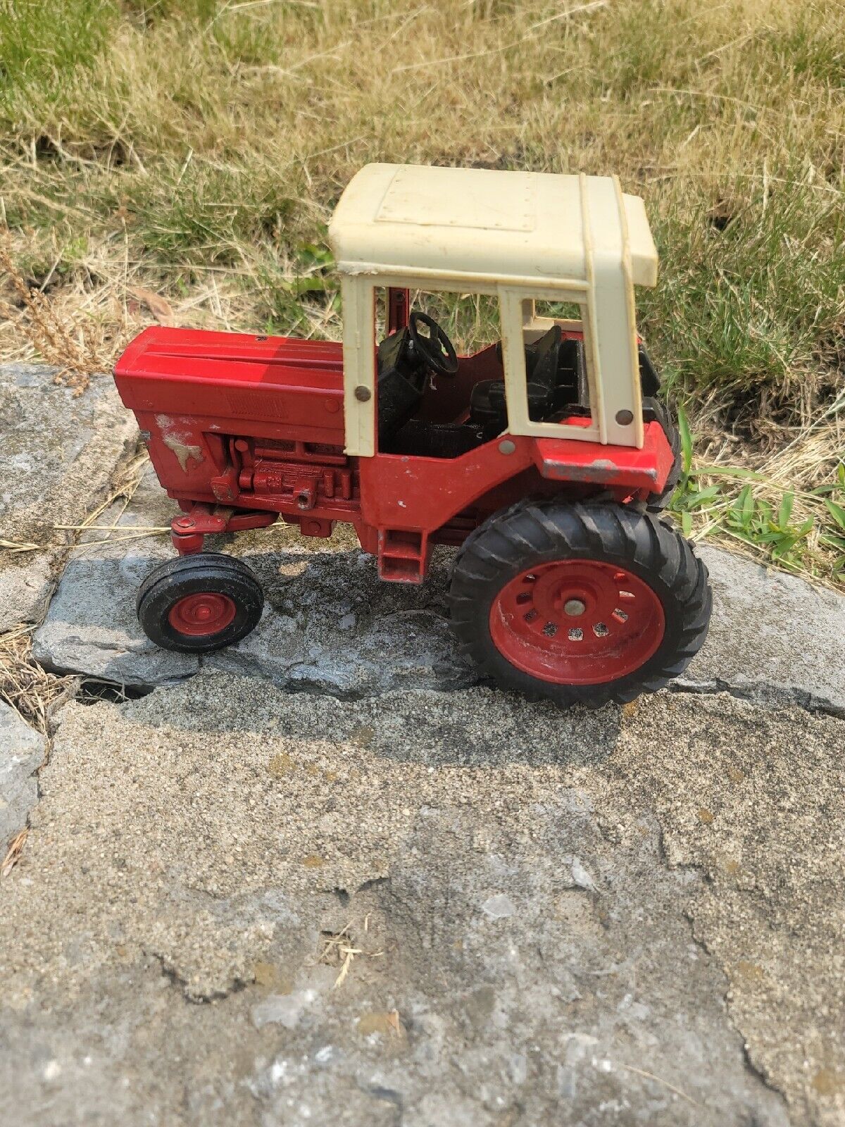 Vintage Ertl International 1/16th scale Toy Tractor Barn Find Barn Find