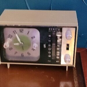Vintage 70's Zenith Clock Radio C462F Pea Green Plastic Clock + Radio Works
