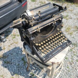 57_ee19f013-0e8a-4000-ade3-ff9a7337a780.jpg 1927 Underwood No. 5 Standard Typewriter Serial number 835956 Art Deco Glass Key